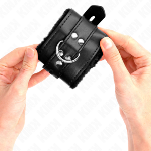 KINK - POLSINI IMBOTTITI IN PELLICCIA CON FORI QUADRI NERI E CINTURA NERA REGOLABILE 17-29 CM X 6 CM - immagine 3