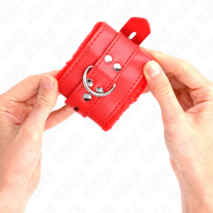 KINK - POLSINI IMBOTTITI IN PELLICCIA CON FORI QUADRI ROSSO E CINTURA ROSSA REGOLABILE 17-29 CM X 6 CM - immagine 3