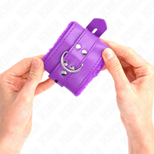 KINK - POLSINI IMBOTTITI IN PELLICCIA CON FORI QUADRI VIOLA E CINTURA VIOLA REGOLABILE 17-29 CM X 6 CM - immagine 3